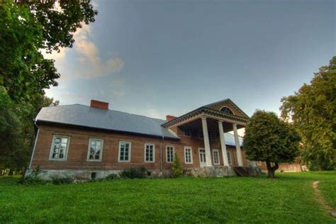 Senovinis dvaras apipintas gandais