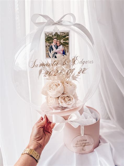 Simbolinė nuotrauka: tėvas su naujagimiu ant rankų