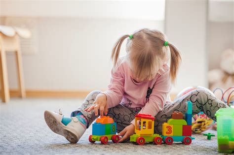 schemą, kaip interaktyvūs žaislai lavina vaiko įgūdžius