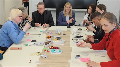 Nuotrauka, vaizduojanti žmones, dirbančius socialinėse dirbtuvėse