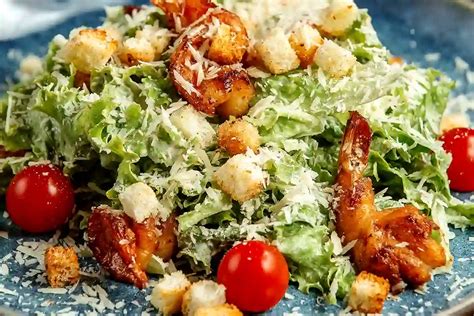 Paruoštos Cezario salotos su krevetėmis