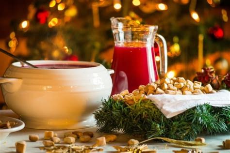 Krikščioniškų simbolių ir medicininių simbolių derinys, atspindintis temos dvilypumą.