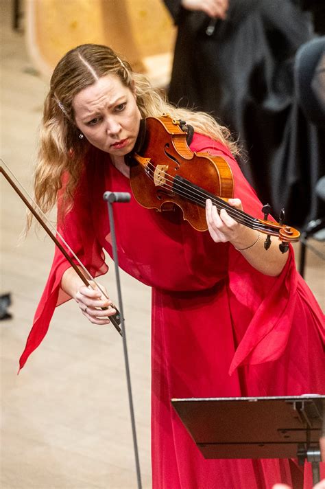 Rūta Lipinaitytė groja smuiku