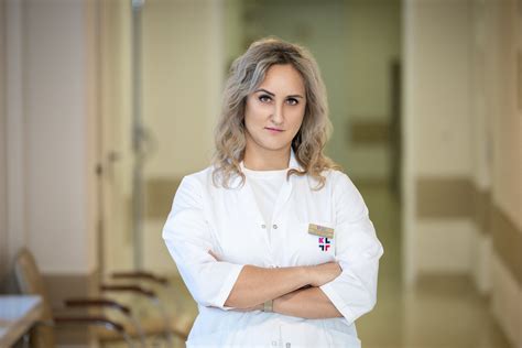 Akušerė veda seminarą apie gimdymą