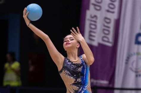 Moteris daro pratimus su gimnastikos kamuoliu