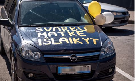 Mokyklos abiturientai per Paskutinį skambutį