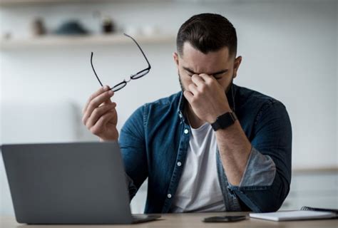 Žmogus, žiūrintis į kalendorių