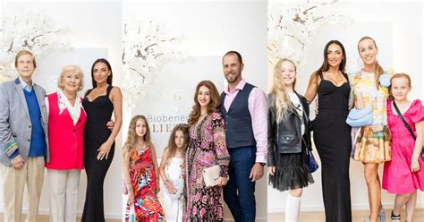 Žmonių grupė, linksminasi vakarėlyje