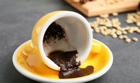 Nuotrauka, vaizduojanti ingredientus kavos šveitikliui: kavos tirščiai, alyvuogių aliejus, medus.