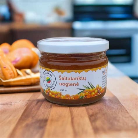 Nuotrauka, vaizduojanti ingredientus įvairiems naminiams šveitikliams: vaisiai, uogos, medus, kruopos.