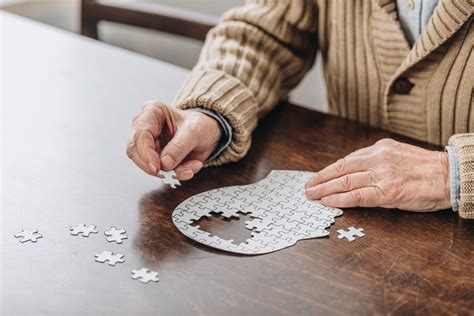 Simbolinė iliustracija apie Alzheimerio ligą
