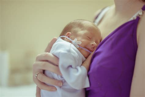 Tėvai su neišnešiotu naujagimiu