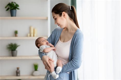 schemą, kaip taisyklingai dėti kūdikį į nešioklę