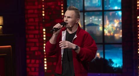 Žmonės dainuoja karaoke