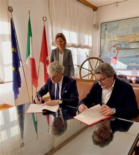 Italijos uostas ir gelbėjimo laivas