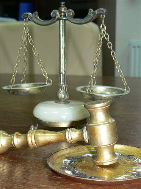 Simbolinė nuotrauka, vaizduojanti teisingumo svarstykles