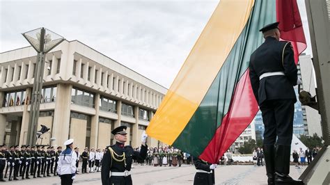 Lietuvos vėliavos pakėlimas Vasario 16-osios rytą