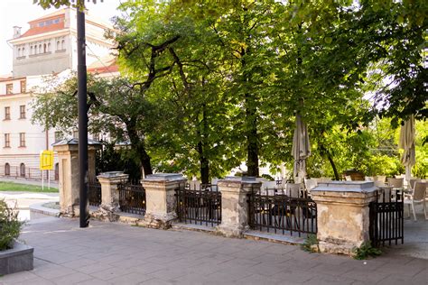 Nuotrauka su J. Basanavičiaus gatve Vilniuje, kurioje matomas pastatas, kuriame įsikūrusi draugija