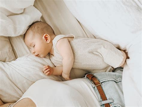 Kūdikio pozos miego metu ir dieną