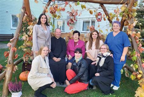 Nuotrauka senelių globos namų kiemelio su suolais