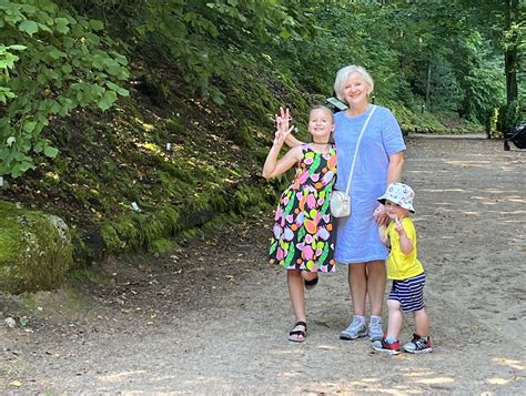 Nuotrauka, vaizduojanti senelius, prižiūrinčius anūkus