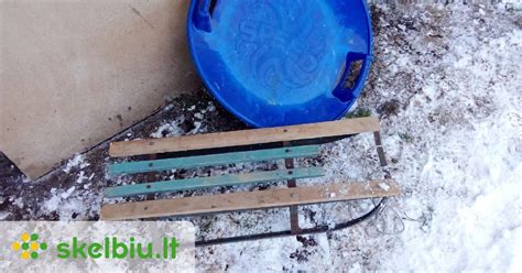 Iliustracija, vaizduojanti lapę, vilką ir rogutes ant apledėjusio ežero