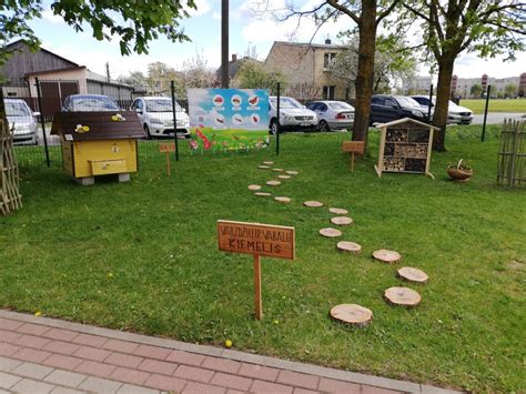 Vaikų darželio kiemelis su skirtingomis edukacinėmis zonomis