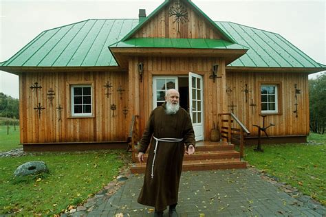 Tėvas Stanislovas ir Paberžės aplinka