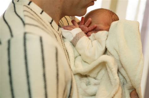 Naujagimis glaudžiamas prie motinos krūtinės