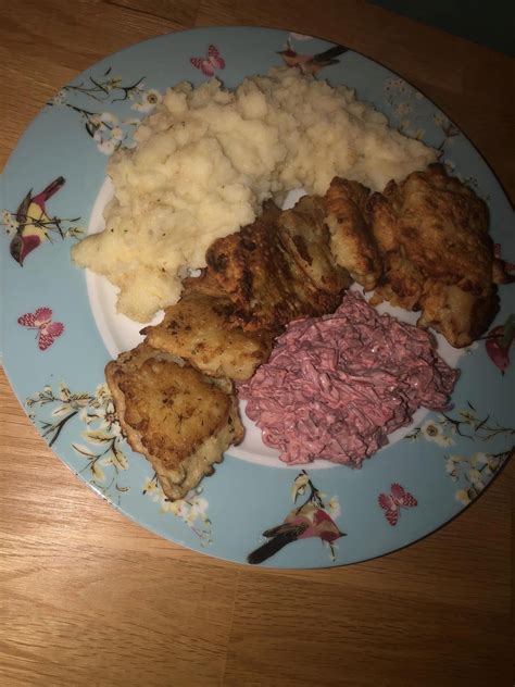 lėkštė su kepta žuvimi