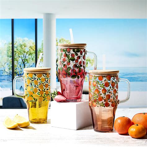 stiklinė su multivitaminais