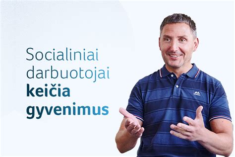 Nuotrauka: socialinis darbuotojas padeda senjorui.