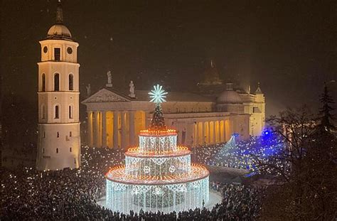 Simbolinis tortas su 70 žvakučių