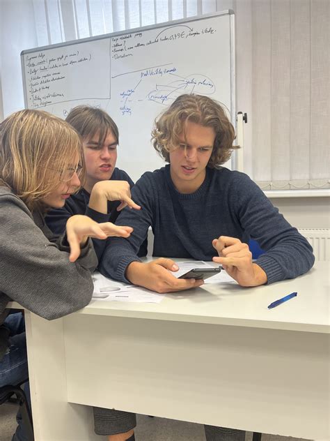 Mokiniai, dalyvaujantys verslo ir inovacijų stovykloje