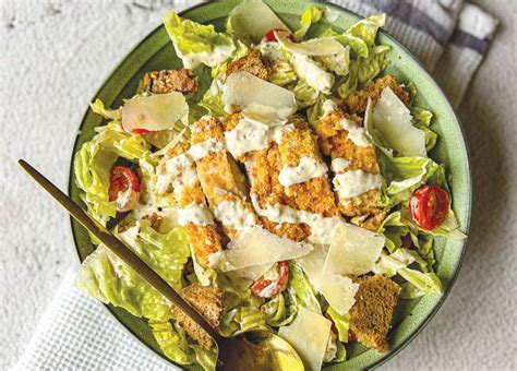 Sudėtinės Cezario salotų dalys: salotos, vištiena, skrebučiai, parmezanas