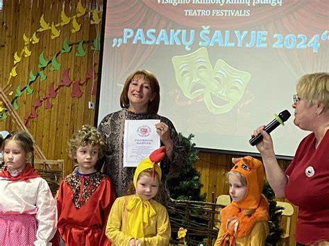 Vaikai, piešiantys pasakų veikėjus