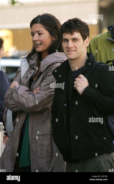 Catherine Zeta-Jones ir Justin Bartha romantiškoje scenoje