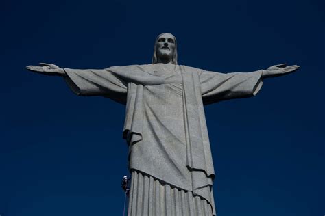 Kristaus statula ir mečetė