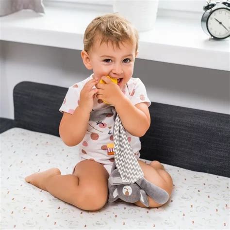 vaikas su čiulptuko laikikliu