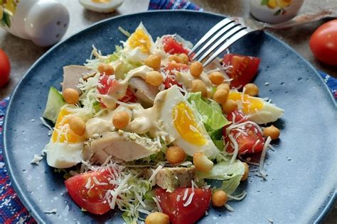 Salotos su vištiena ir daržovėmis