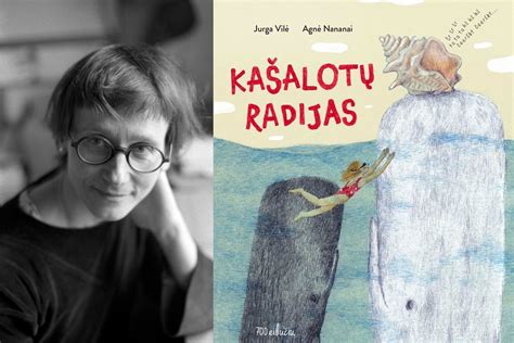 Auklė, skaitanti knygą vaikams