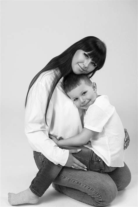 vaikas žaidžia su mama