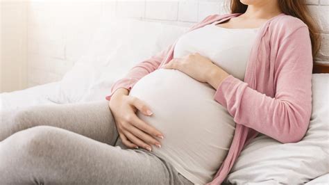 Nėščia moteris apžiūri butą