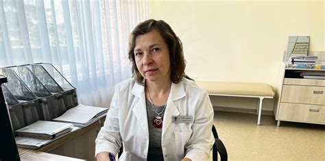 medikai tikrina darbuotojo sveikatą