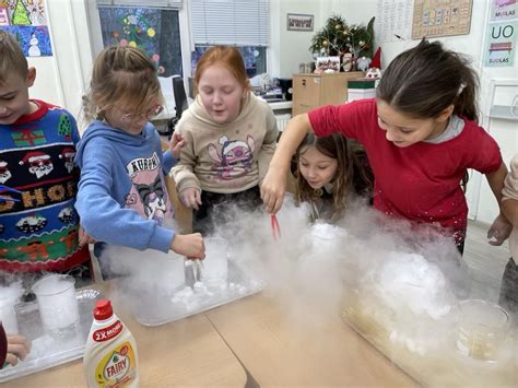 Vaikai atlieka eksperimentus su ledo laboratorija