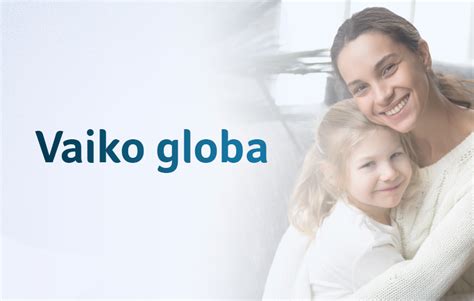 Vaikų globos namų darbuotojas padeda vaikui
