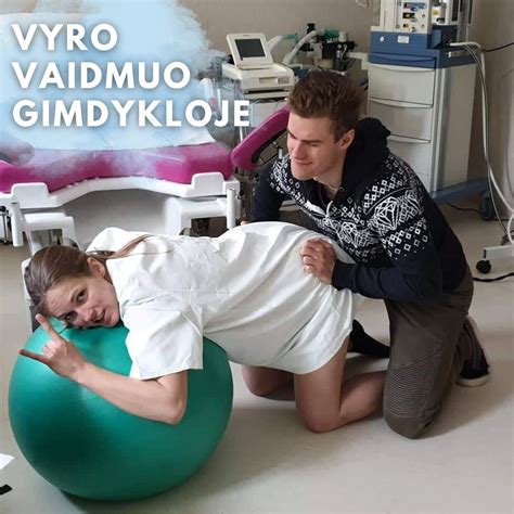 vyras laiko žmonos ranką gimdykloje