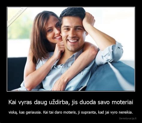 vyras padeda moteriai atlikti pratimus dubeniui