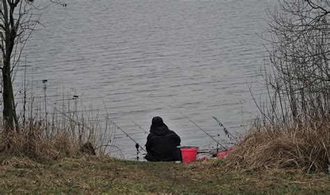 Žvejys naudoja nešiojamąją dujinę viryklę