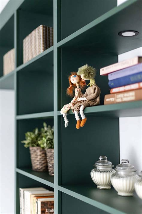 Knygų lentynos su vaikų knygomis